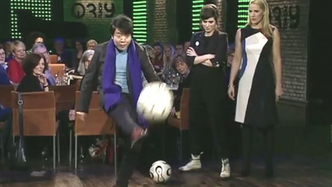 go to Torwandschießen: Nora Tschirner vs. Lang Lang
