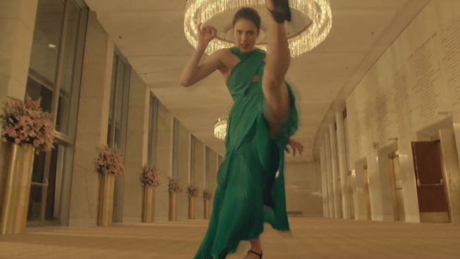 go to Eleganter Ausraster: Irre Parfum-Werbung wird Viralhit