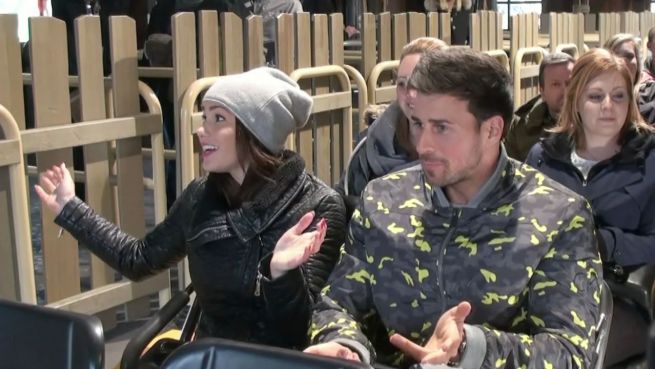 go to Angelina und der Bachelor: Speed-Date in der Achterbahn
