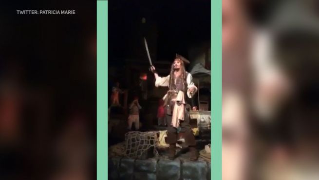 go to Disneyland: Johnny Depp überrascht als Jack Sparrow