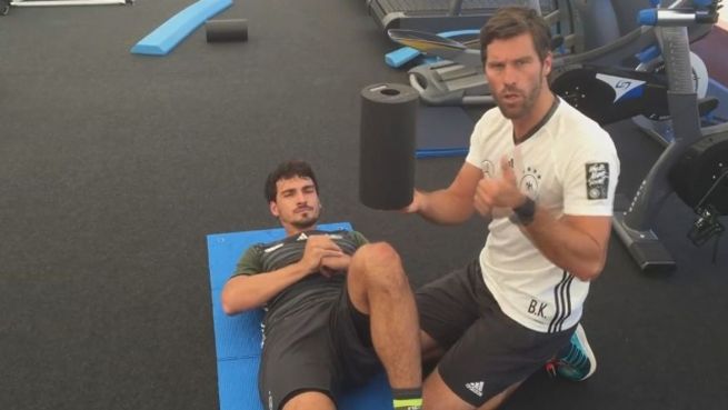 go to Powerriegel-Boy: Der Fitnesscoach der DFB-Elf ist hot!