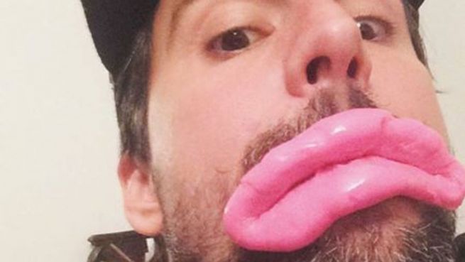 go to Völlig gaga: Tom Beck riskiert eine dicke Lippe