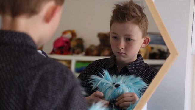 go to Bärenstark: Junge näht Teddybären für kranke Kinder